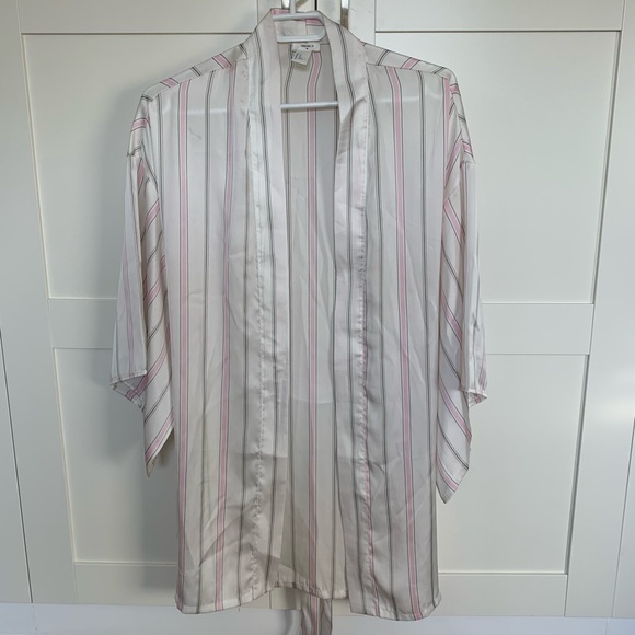 FOREVER 21 ROBE - Picture 2 of 5